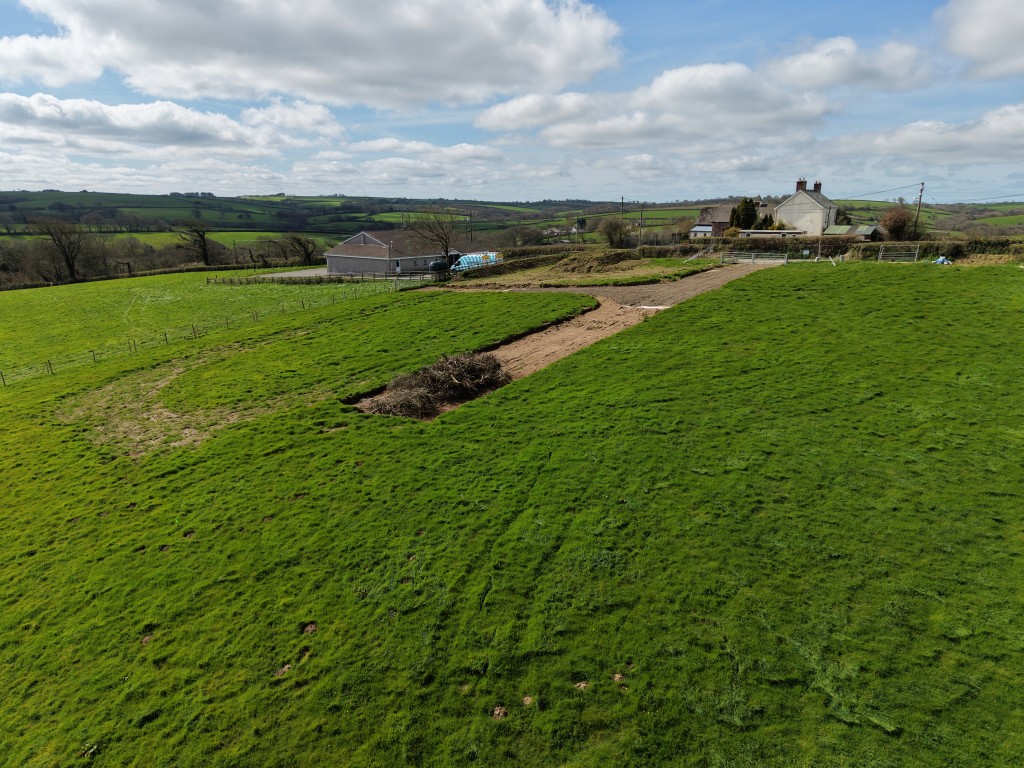 Lot: 90 - LAND WITH PLANNING FOR TWELVE DWELLINGS - View 4 of the field